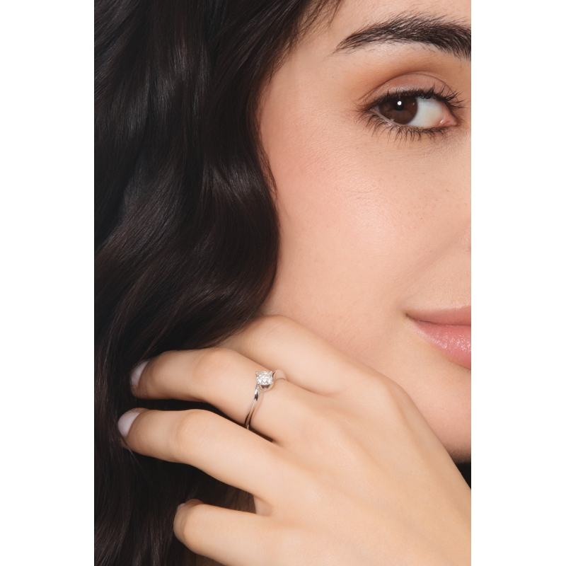 Bague de fiançailles en or blanc 18k avec un diamant 0.50 ct