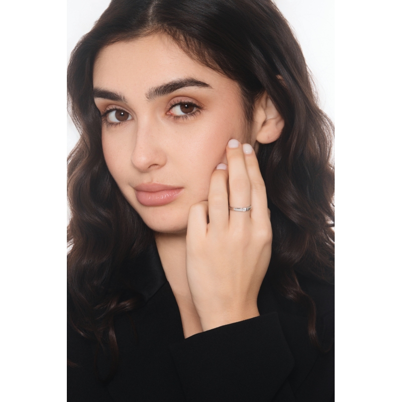 Bague solitaire moderne en or blanc 18k avec diamant serti clos