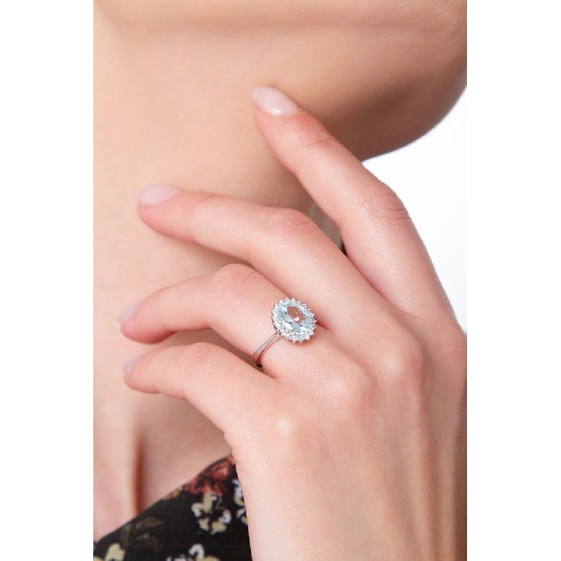 Bague en aigue-marine avec entourage de diamant or 750