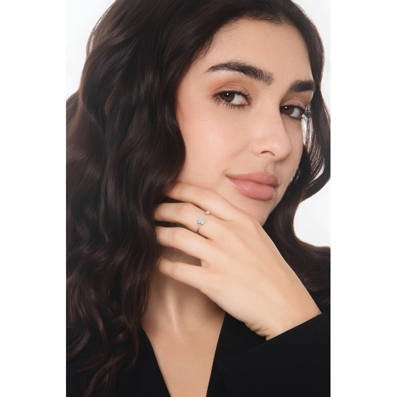 Bague ouverte en or blanc avec patte et diamants