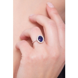 Bague en or blanc avec saphir bleu ovale et halo de diamants 2