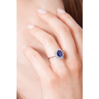 Bague halo en or blanc 18k avec saphir bleu  9x7 mm