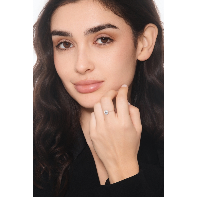 Bague en or blanc 18k avec aigue-marine 5x4 mm et diamants