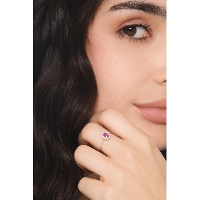 Bague en or blanc 18k avec rubis 5x4 mm et diamants