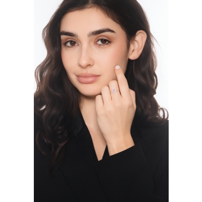 Anillo en oro blanco 18k con zafiro rosa halo y diamantes