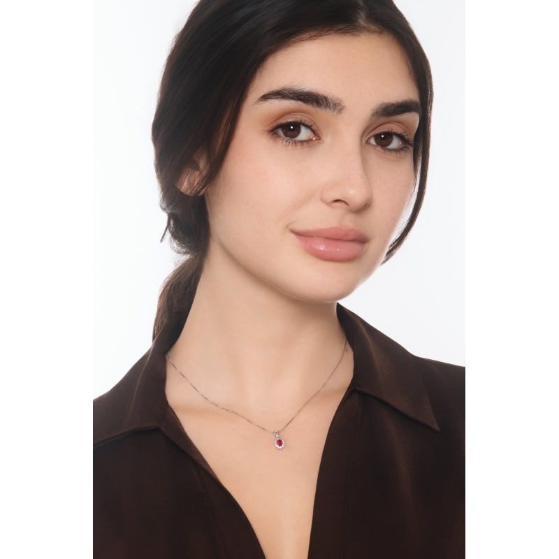 Collier contourné en or blanc 18k avec rubis 5x4 mm et diamants