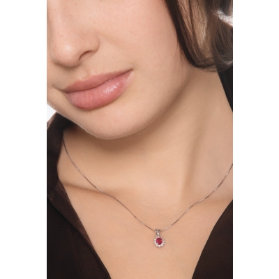 Collier contourné en or blanc 18k avec rubis 5x4 mm et diamants
