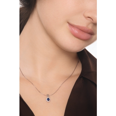 Collier contourné en or blanc 18k avec saphir et diamants