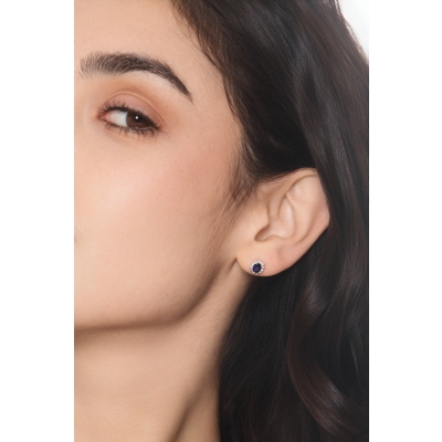 Boucles d’oreilles contournées en or blanc 18k avec saphir bleu et diamants