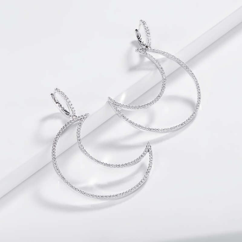 Pendantes demi-lune en or blanc 18 carats avec diamants