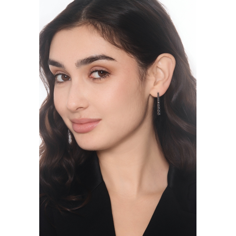 Boucles d oreilles tennis en or blanc 18k avec diamants noirs