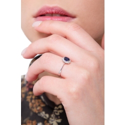 Bague en or blanc avec saphir bleu et halo de diamants 2