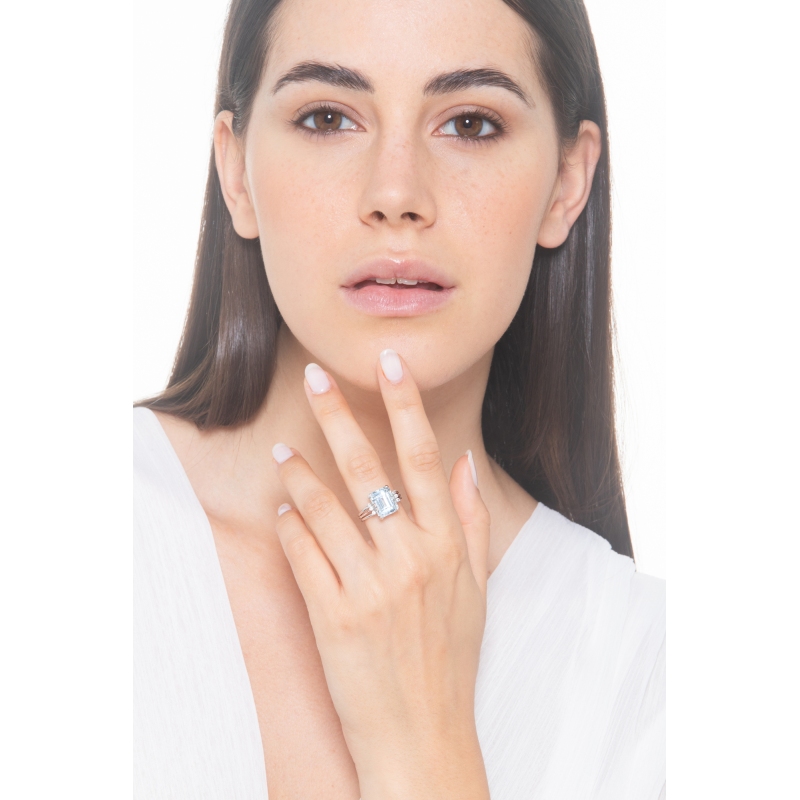 Bague en or blanc 750 avec aigue-marine centrale et diamants