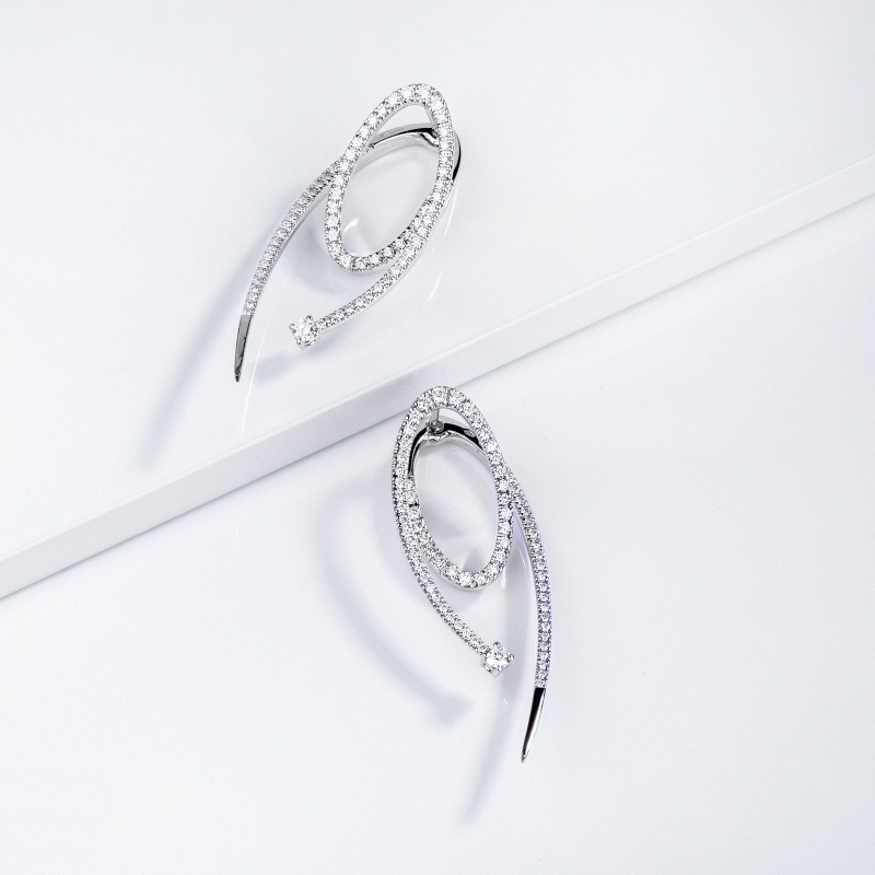 Boucles d’oreilles design en or blanc 18k spirale avec diamants