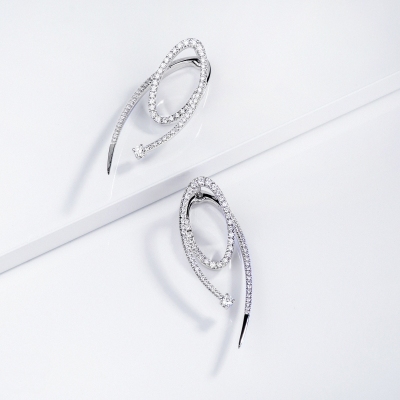 Boucles d’oreilles design en or blanc 18k spirale avec diamants