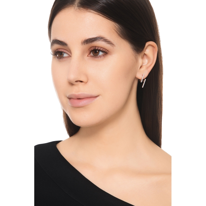 Boucles d’oreilles barrette en or blanc 18k serties de diamants