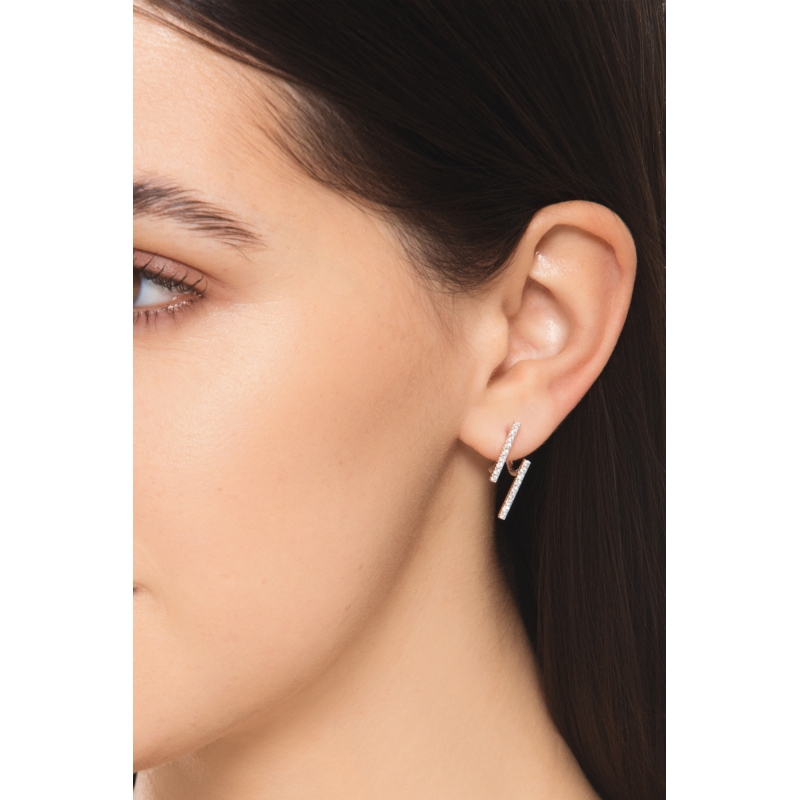 Boucles d’oreilles barrette en or blanc 18k serties de diamants