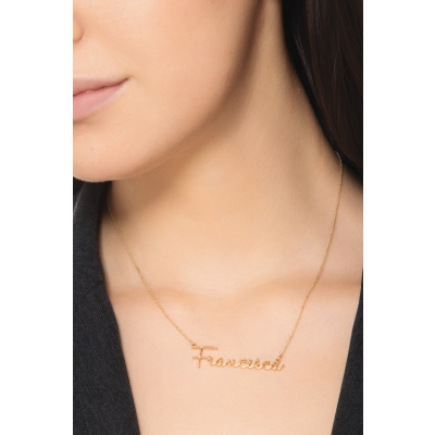 Collier personnalisable en or jaune 18k avec prenom en cursive stylisee