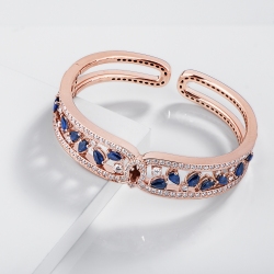 Bracelet en or rose 18k avec saphirs bleus et diamants 2