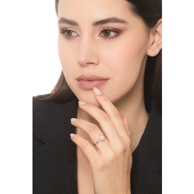 Bague solitaire en or blanc 18k avec huit griffes et diamant 0,90 ct