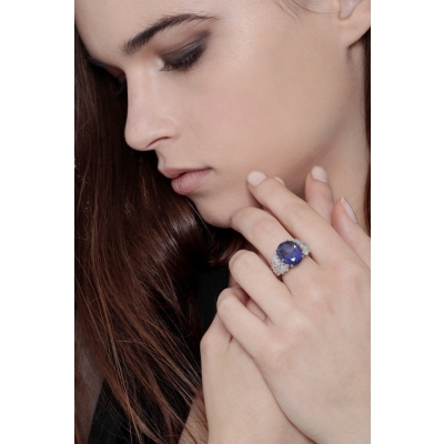 Bague en or blanc 18k avec tanzanite ovale et diamants