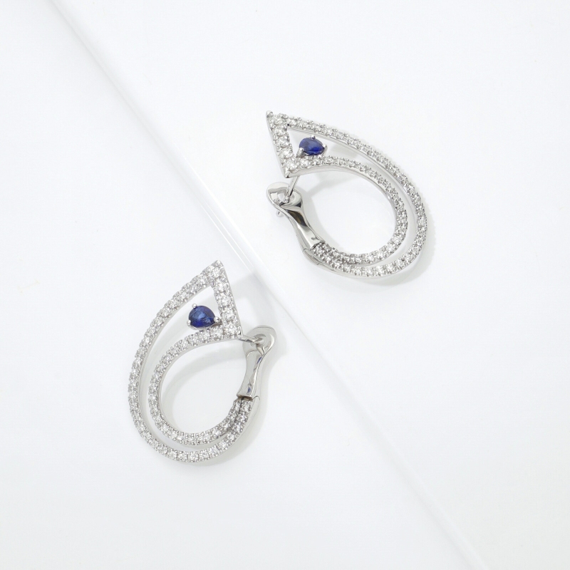Boucles d’oreilles saphir bleu et diamants en or blanc 18k
