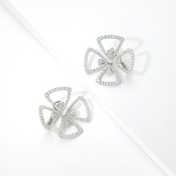Boucles d’oreilles en or blanc 18k avec fleurs en diamants
