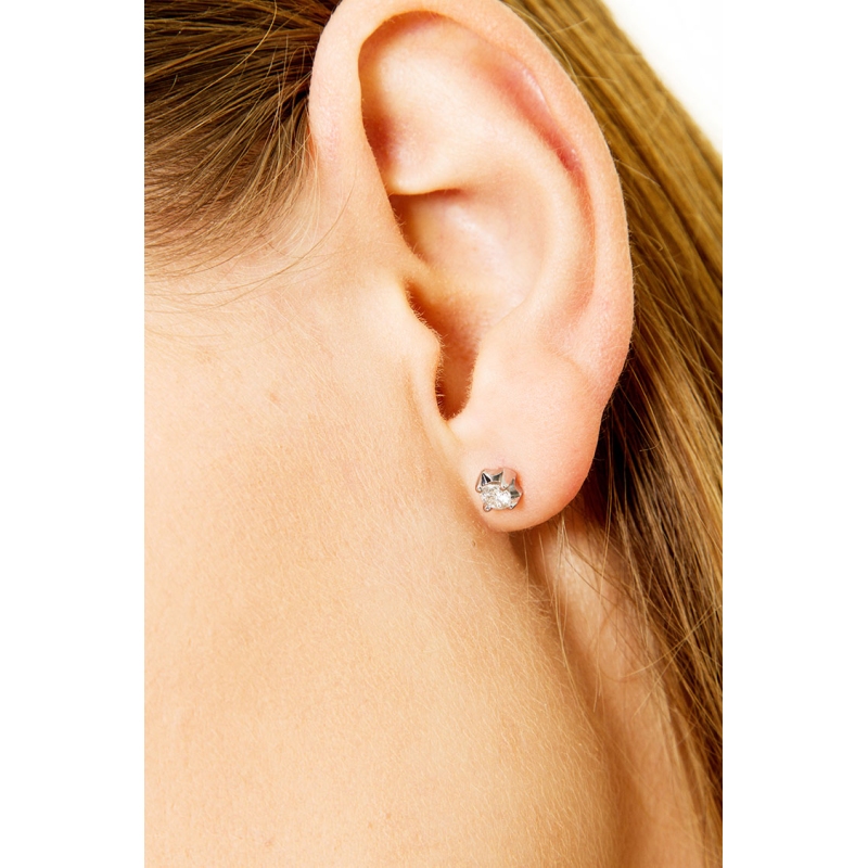 Boucle d'oreille individuelle en or blanc 18 carats à quatre griffes avec un diamant