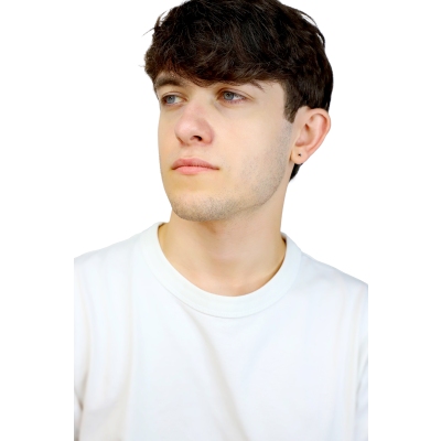 Boucle d’oreille unique en or blanc 18k avec diamant noir