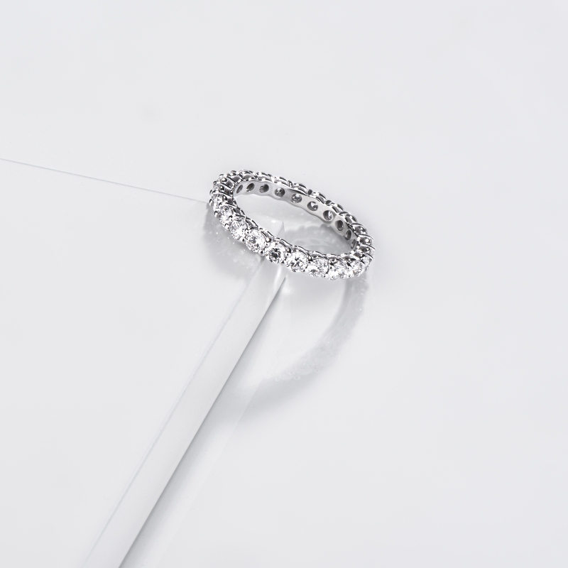 Bague eternity en or blanc 18k avec diamants