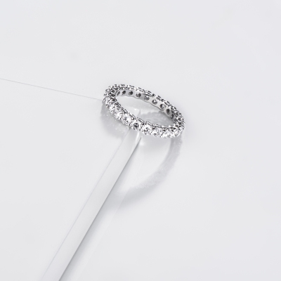 Bague eternity en or blanc 18k avec diamants