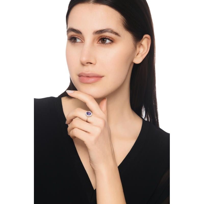 Bague halo en or blanc 18k avec Tanzanite et diamants. 