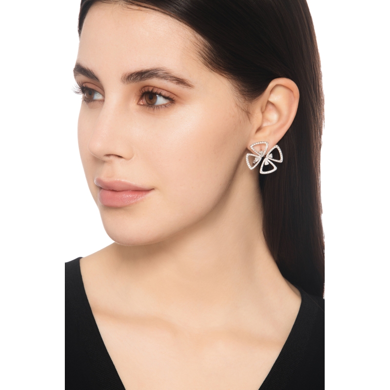Boucles d’oreilles en or blanc 18k avec fleurs en diamants