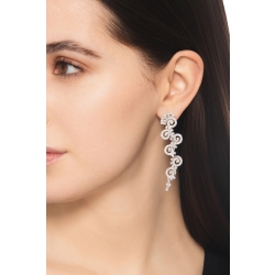  Boucles d’oreilles pendantes en or blanc 18k avec diamants 2