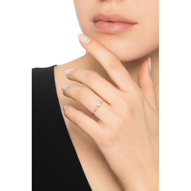 Bague solitaire en or blanc 18k à quatre griffes avec diamant ct. 0,10