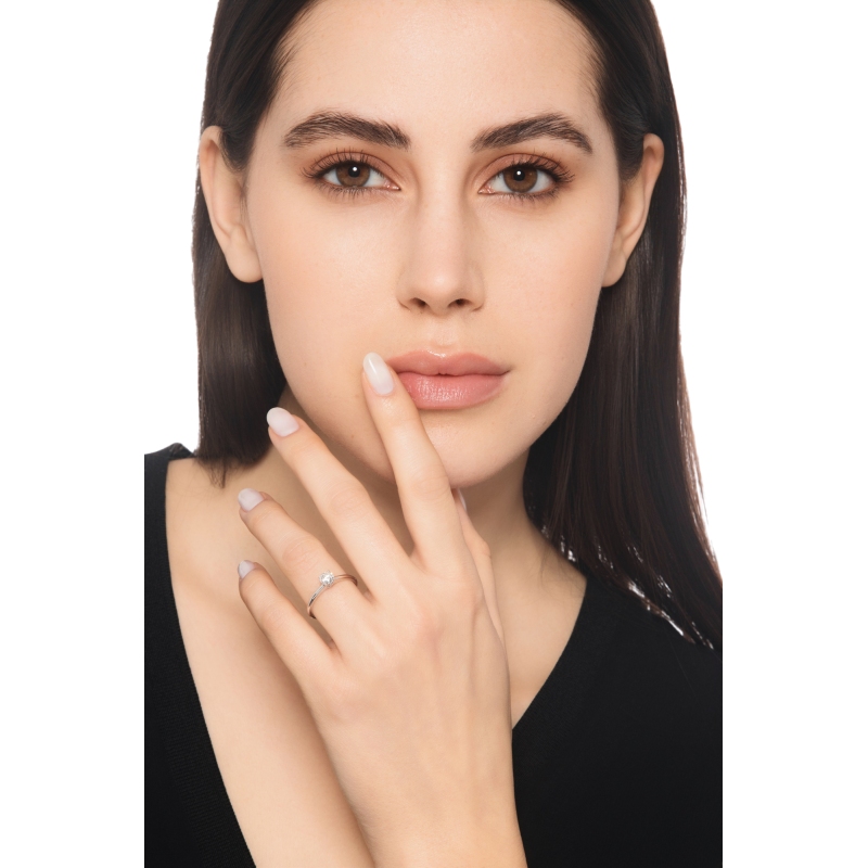 Bague solitaire en or blanc 18k à quatre griffes avec diamant CT 0.50