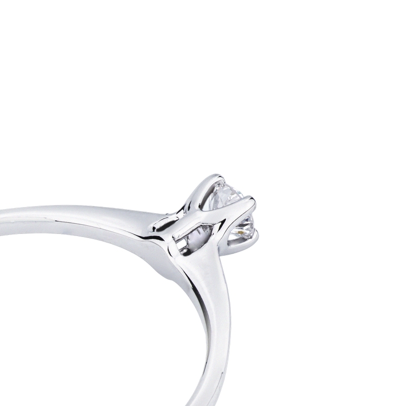 Bague solitaire en or blanc 18k à quatre griffes avec diamant ct. 0,10