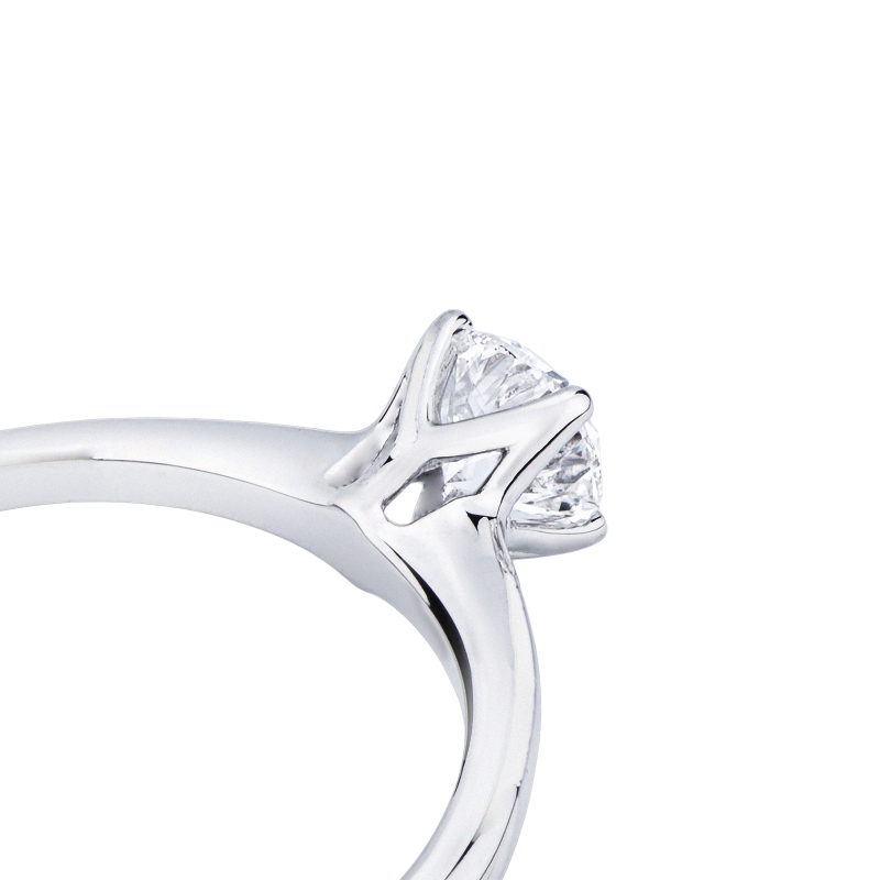 Bague solitaire en or blanc 18k à quatre griffes avec diamant CT 0.50