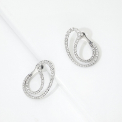 Boucles d’oreilles en or blanc 18k avec design double goutte et diamants