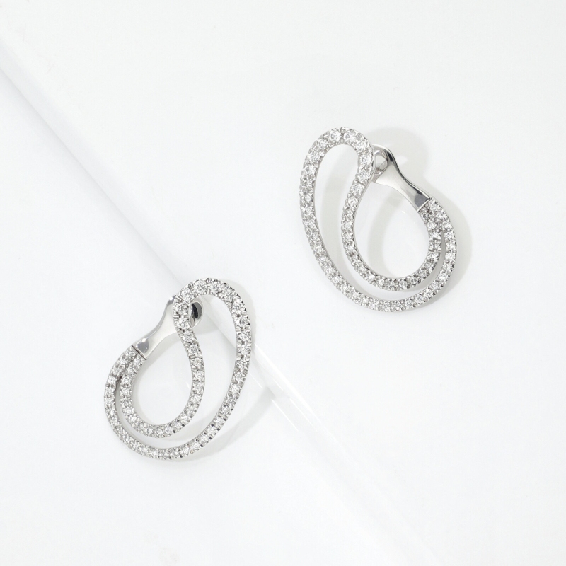 Boucles d’oreilles en or blanc 18k avec design double goutte et diamants