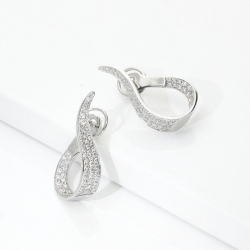 Boucles d’oreilles goutte sinueuse en or blanc 18k avec diamants