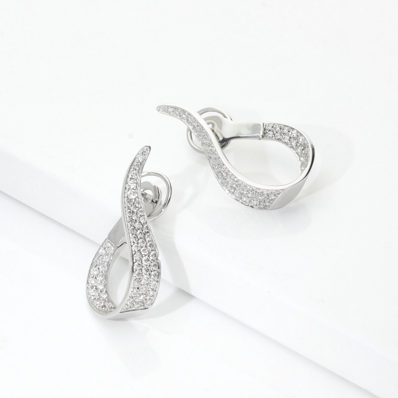 Boucles d’oreilles goutte sinueuse en or blanc 18k avec diamants