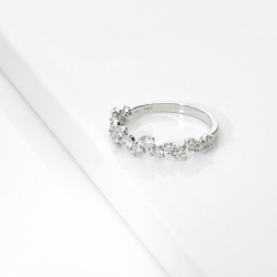 Bague or blanc 18k motif floral avec diamants