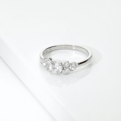 Bague or blanc 18k avec brillant central et latéraux