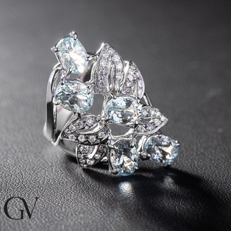 Bague Fantaisie en or blanc 18k avec aigue-marine ovale et diamants