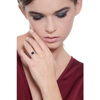 Bague en or blanc 18k avec saphir bleu en forme de cœur et diamants 