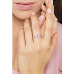 Bague en or blanc 18k avec un saphir rose en forme de cœur et des diamants sur la monture 2