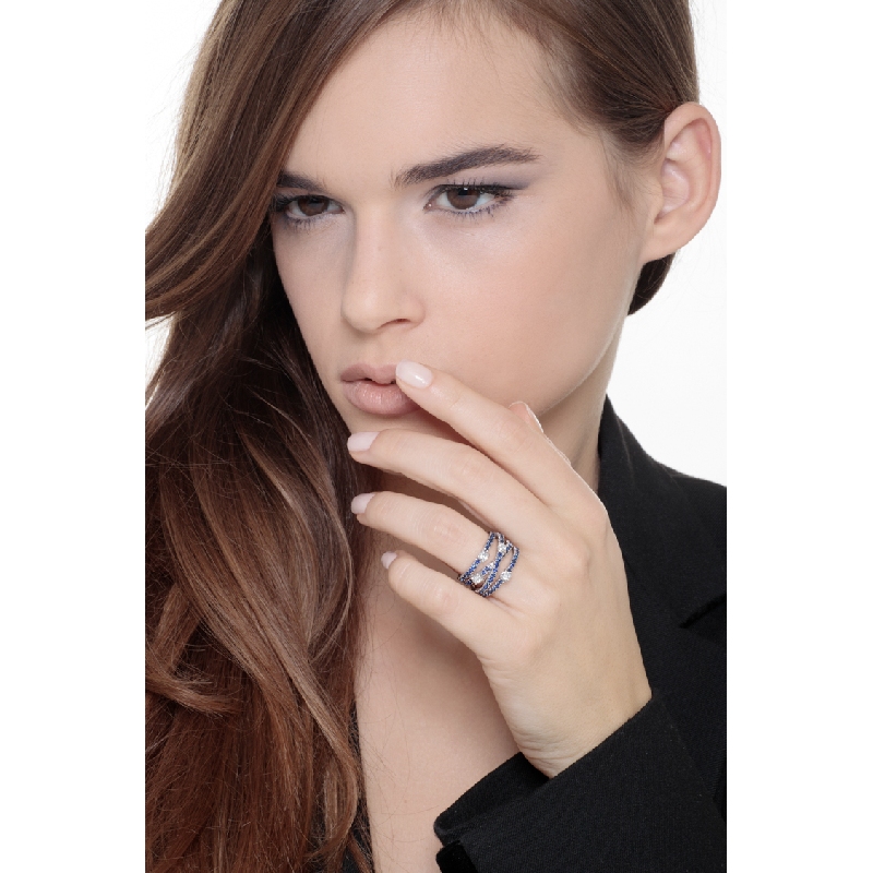 Bague bandeau en or blanc 18k avec saphirs bleus et diamants croisés