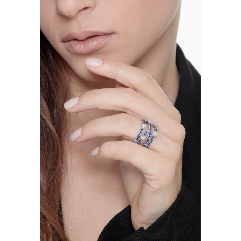 Bague bandeau en or blanc 18k avec saphirs bleus et diamants croisés