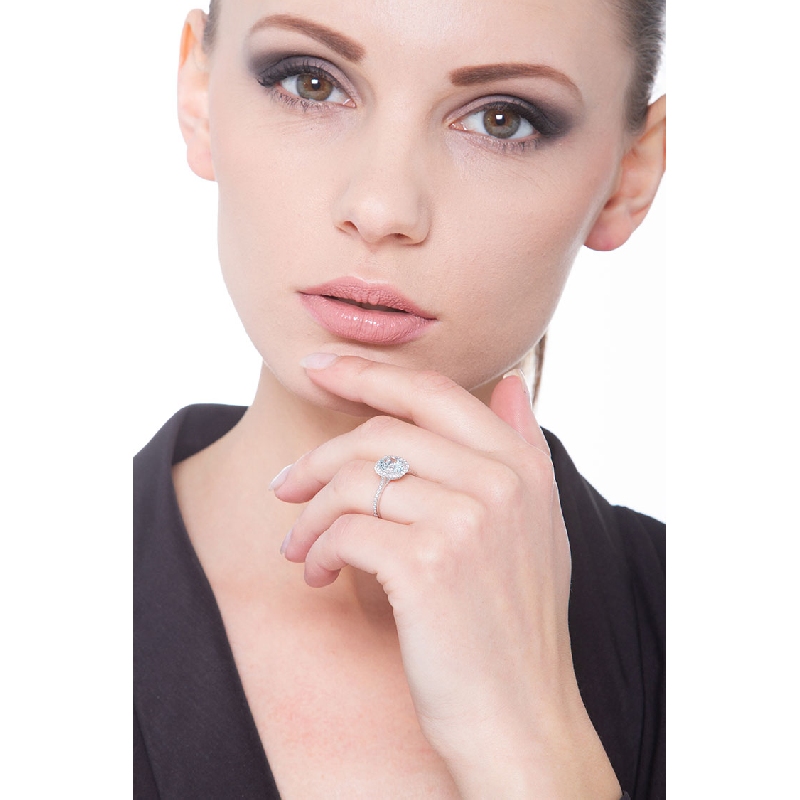 Bague halo en or blanc 18 carats avec aigue-marine 